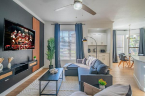 Chic 2BD King Bed with Pool, Hot Tub, Gym, Parking